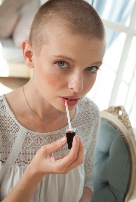 ragazza rock con i capelli corti porno artistico immagine