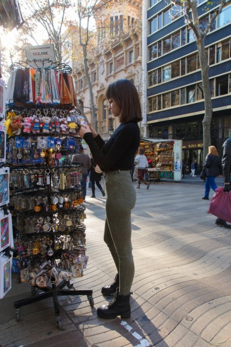 chica adolescente flaca de pelo corto arte libre foto