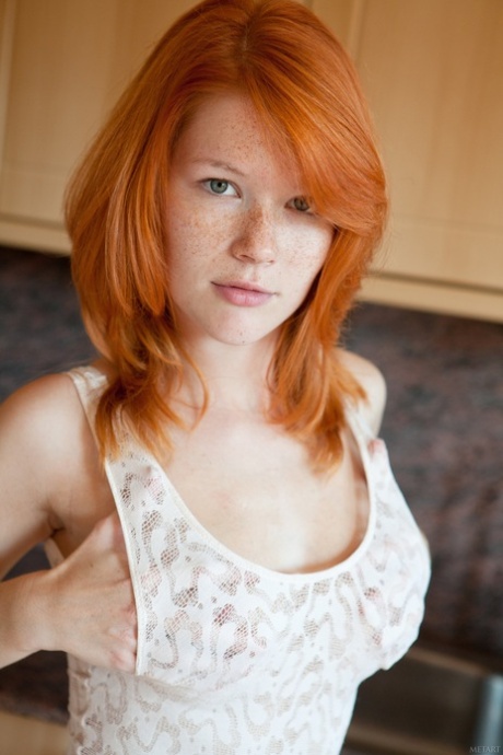 grande femme rousse tenant une brune érotique xxx image