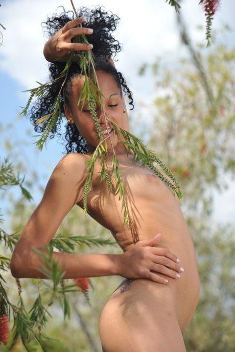 baise avec de longs cheveux bouclés gratuit de haute qualité images