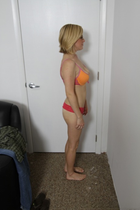 cul latina blonde assez nue photo