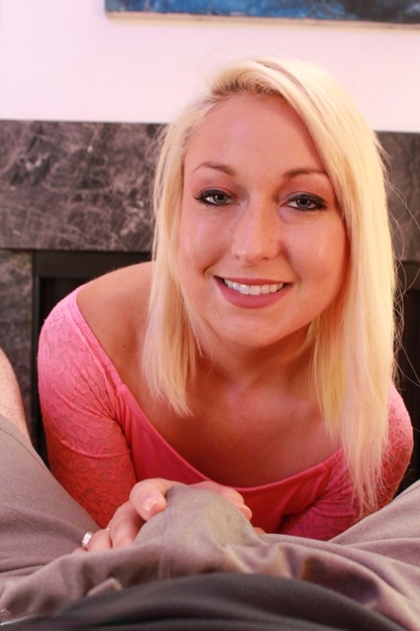 süßer blonder Teenager mit kurzen Haaren top hd archiv