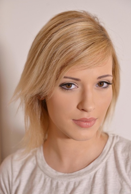 blonde reporter art nude image