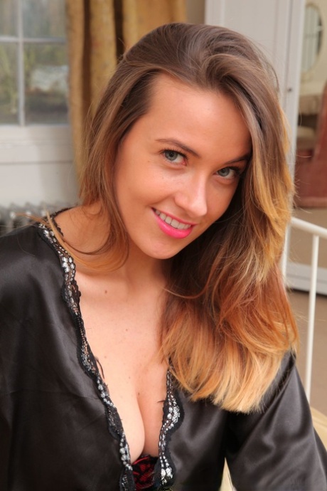 MILF rossa dal culo grosso adulto gratuito immagine